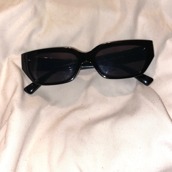 Black Rectangular Sunglasses - Picture 2 of 4